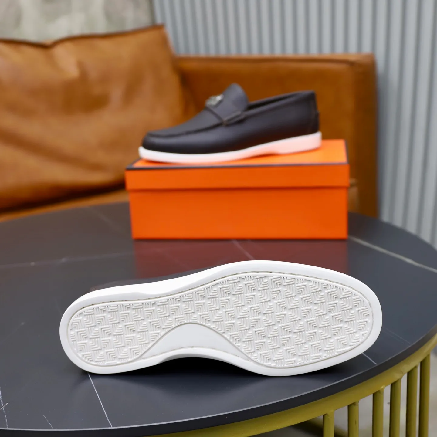 Ex-factory price: 560💰Hermès/Hermès slip-on men's shoes. This shoe is made of imported pebbled cowhide. It has simple and smooth lines and is combined with aerodynamically designed 3CM rubber foam ultra-light soles! Youthful and fashionable, classic H-shaped hardware buckle decoration, calf lining gently wraps the feet, with logo cowhide feet, casual and urban style, highlighting youthful vitality, sports and leisure version, super versatile, code number: 38-39-40-41-42-43-44 standard leather shoe size (45 can be customized but does not support returns)